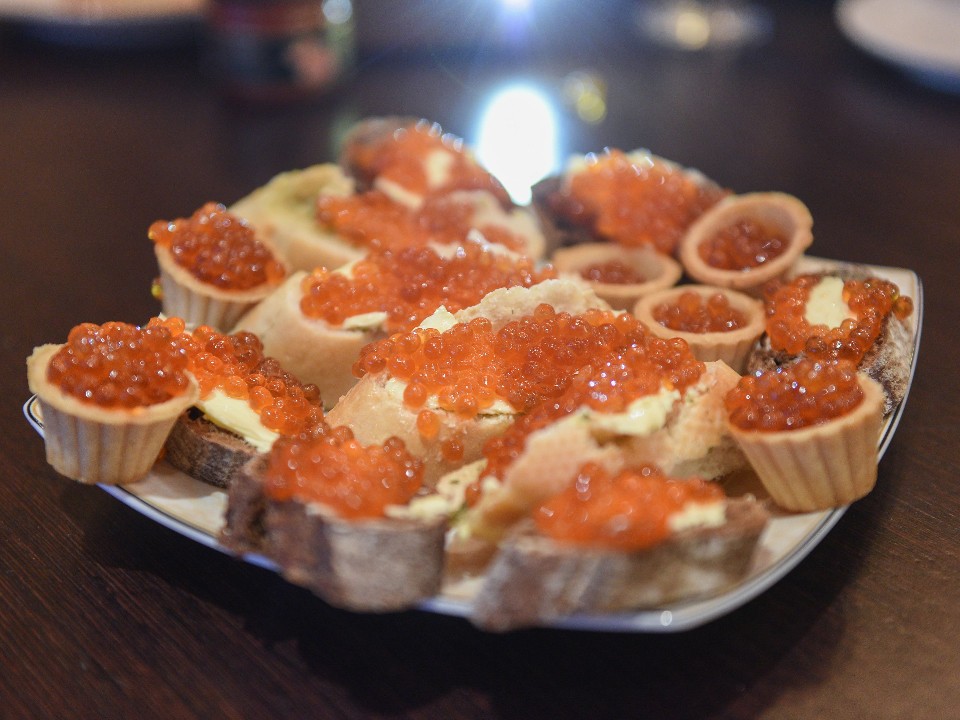 Икра с белым хлебом убьет вашу поджелудочную: как пережить Новый год без госпитализации