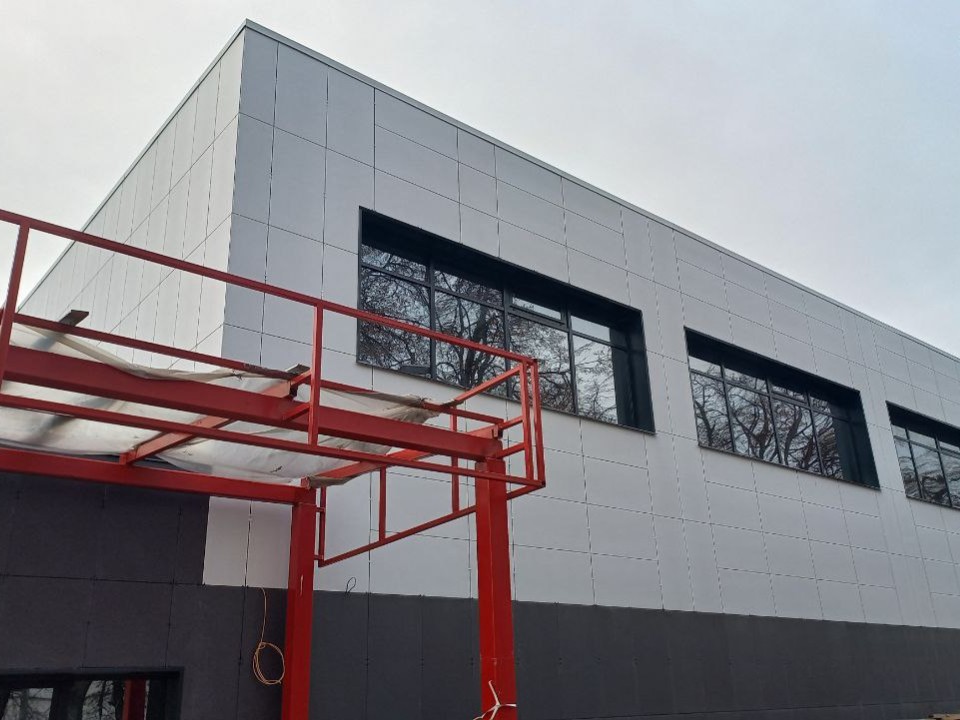 В спортивном зале имени Валерия Милосердова идет отделка внутренних помещений