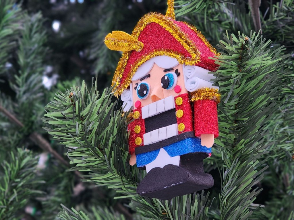 Жители поселка Ильинский украсили елку самодельными игрушками