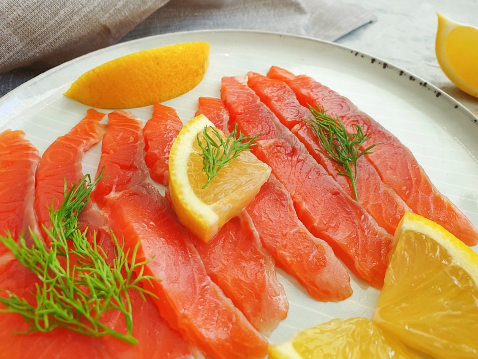 Секрет поваров Мишлен: как оригинально засолить красную рыбу для новогоднего стола