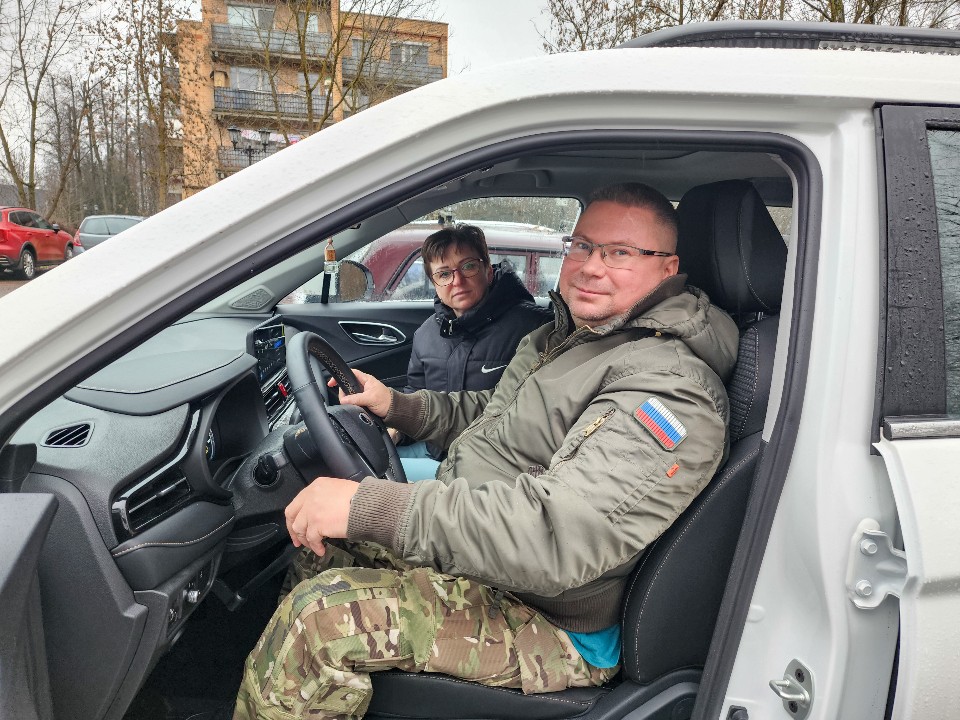 В «Ясенках» участников СВО обучают вождению автомобиля с ручным управлением