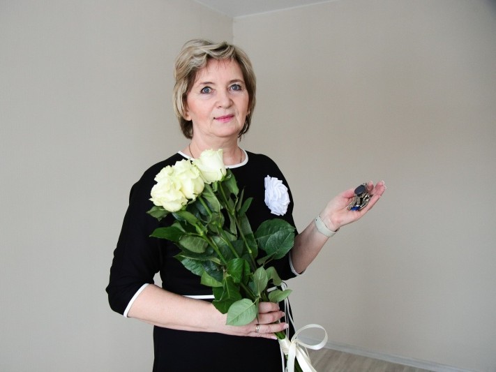 Воскресенскому педагогу с 40-летним стажем вручили ключи от квартиры