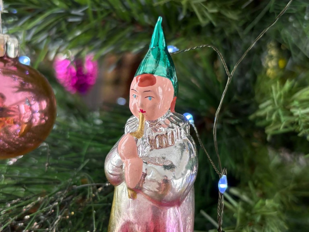 Как встретить Новый год в одиночестве без грусти: советы психолога, которые помогут сделать вечер комфортным