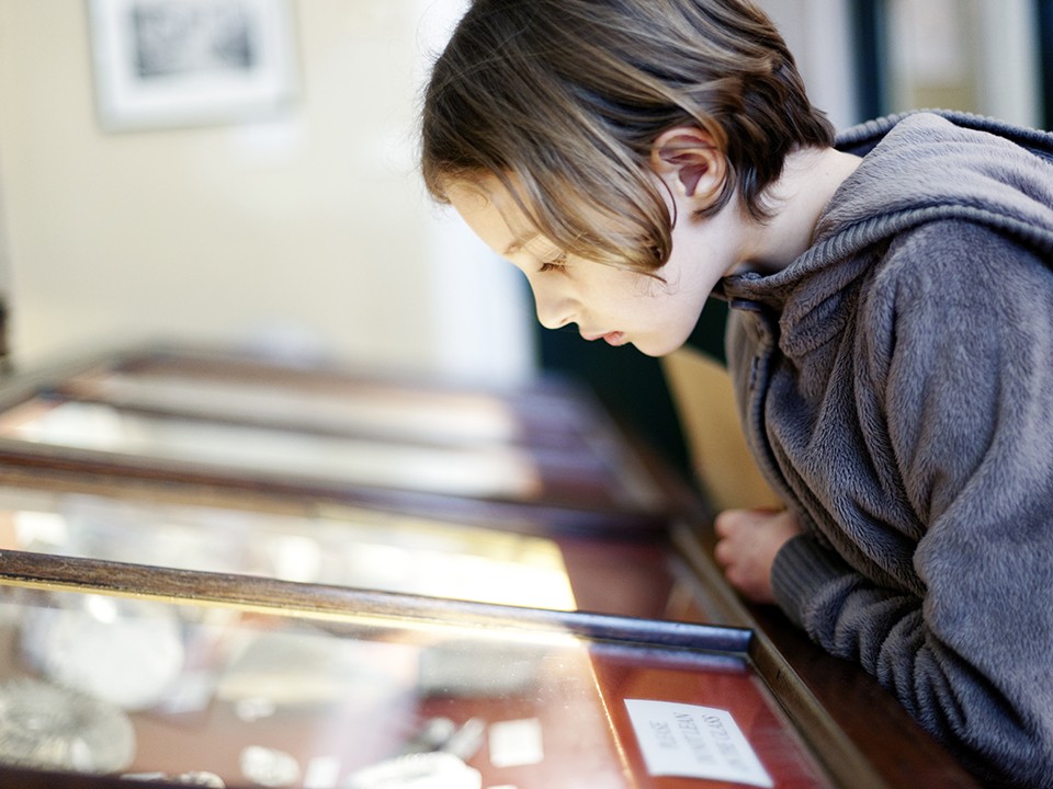 В Солнечногорске открыли выставку «Нити поколений» с семейными реликвиями