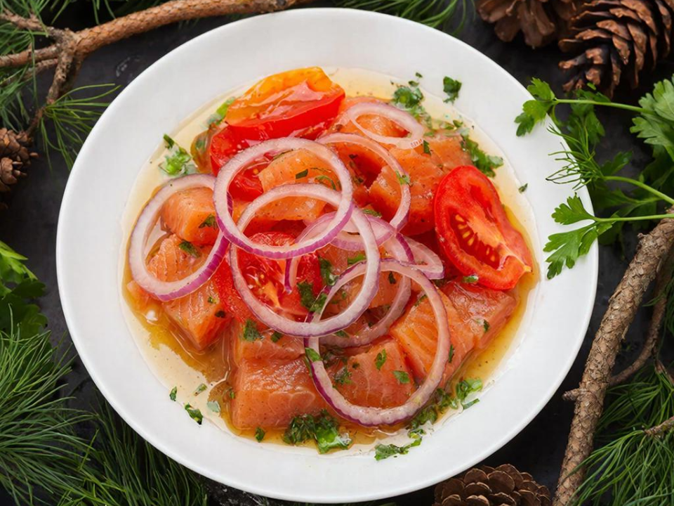 Рыба, помидоры и лук без майонеза — за что салат «Амурский» любят в каждой семье