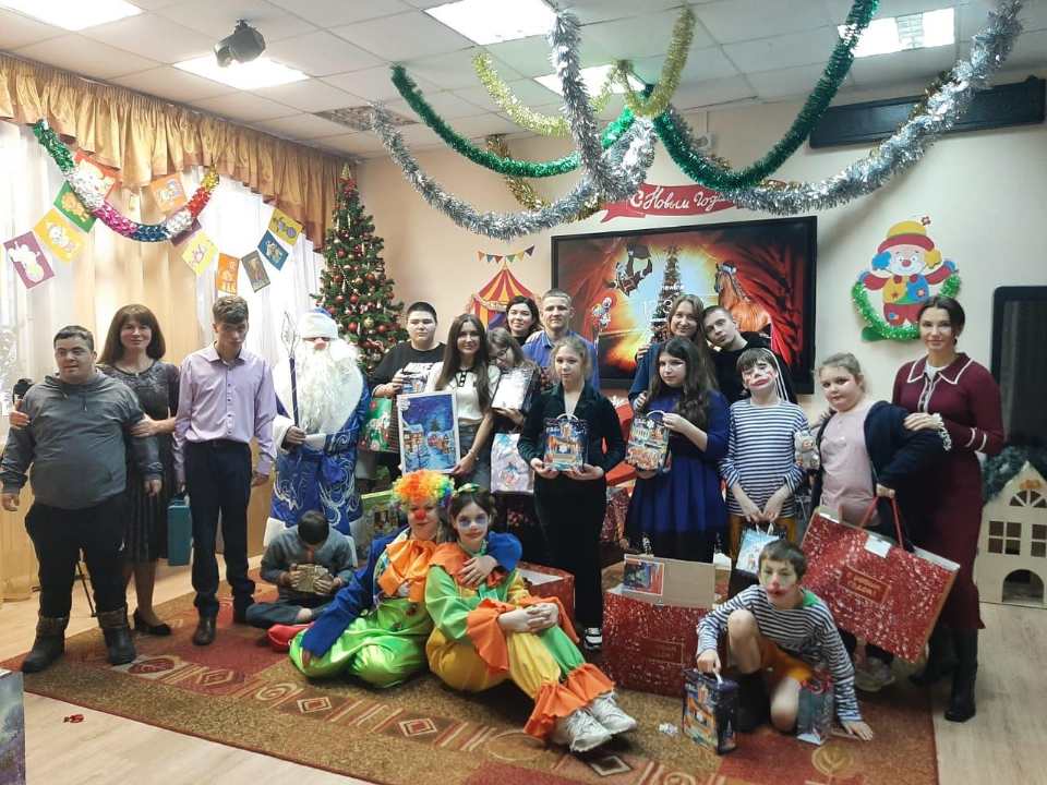 Праздник, который помогает поверить в себя: для воспитанников СЦ «Доверие» провели новогодний концерт