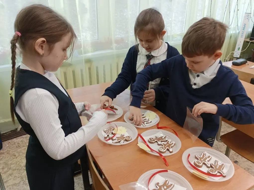 Лыткаринские школьники научились расписывать новогоднее печенье