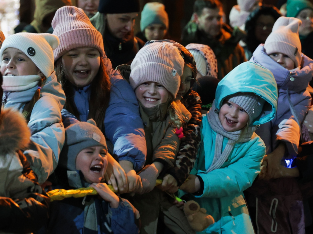Жители Апрелевки зажгли огни на городской елке вместе с Дедом Морозом