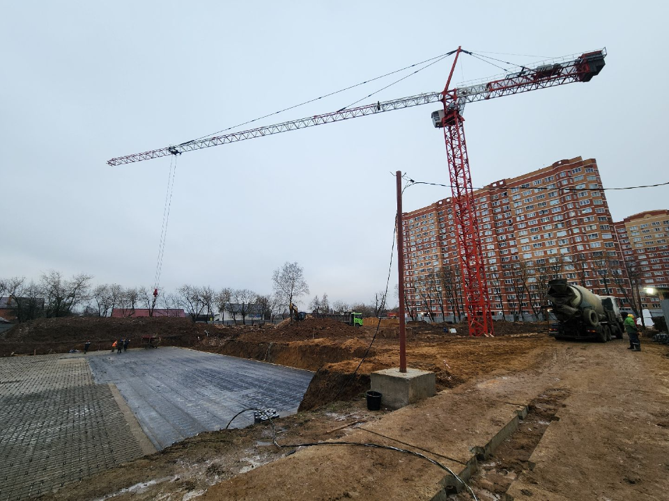 В Подольске на стройплощадке школы на Ватутина смонтировали башенный кран