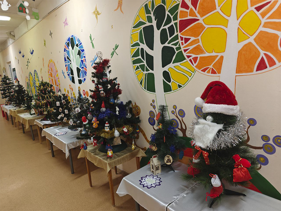 Праздничный парад елок устроили в дошкольном отделении «Росинка»