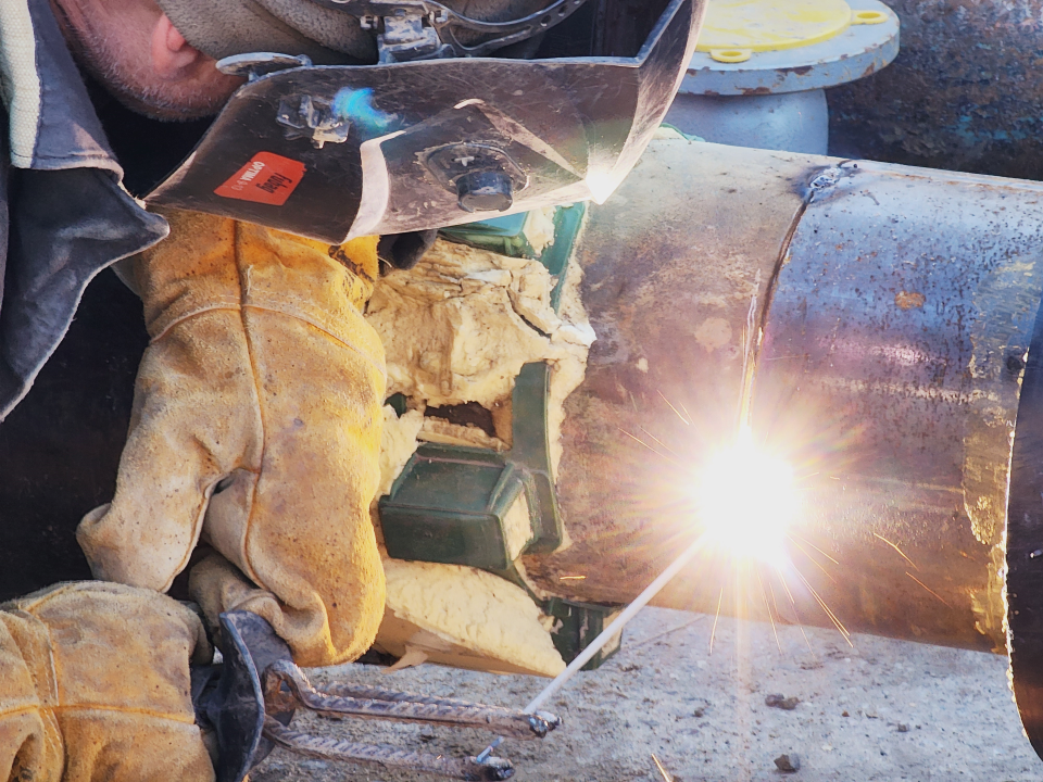 Ремонт трубопровода на Новосельской завершат к 19 часам