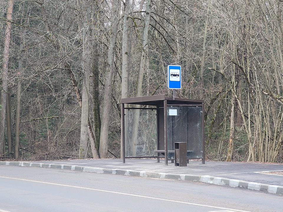 Лихач в Пушкино снес остановку: новую пообещали установить за неделю