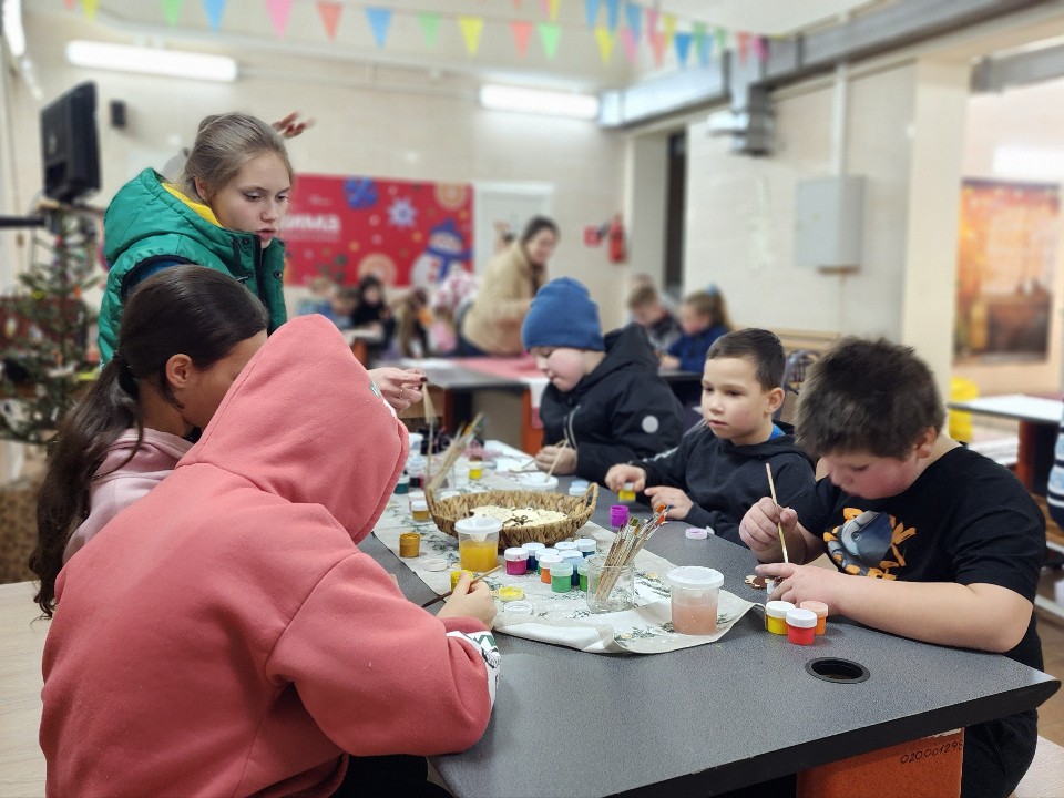 Дети смастерили новогодние подарки в Березовом парке