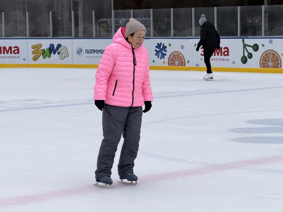 Пенсионеры Одинцова осваивают коньки благодаря программе «Активное долголетие»