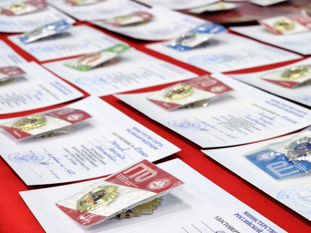 Двойной праздник спорта в Дубне: футболисты взяли «золото», а 80 жителей — значки ГТО