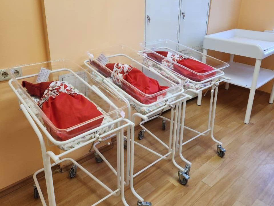 Сюрприз на Новый год: в Подольском роддоме детей выписывают в праздничных костюмах