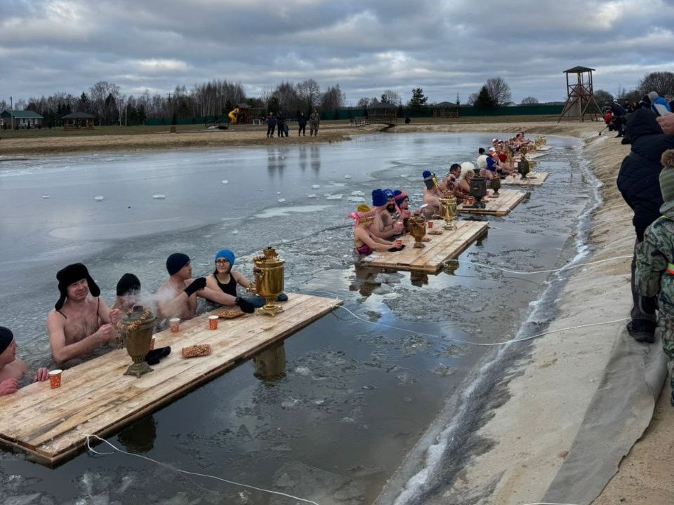 Экстремал из Краснознаменска выпил чай в ледяной воде и попал в «Книгу рекордов России»
