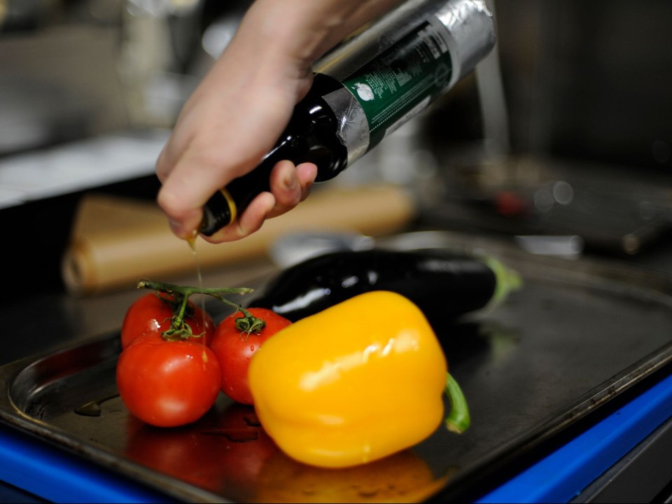 Гости будут в восторге: как приготовить красивый и вкусный салат «Рассвет» на Новый год