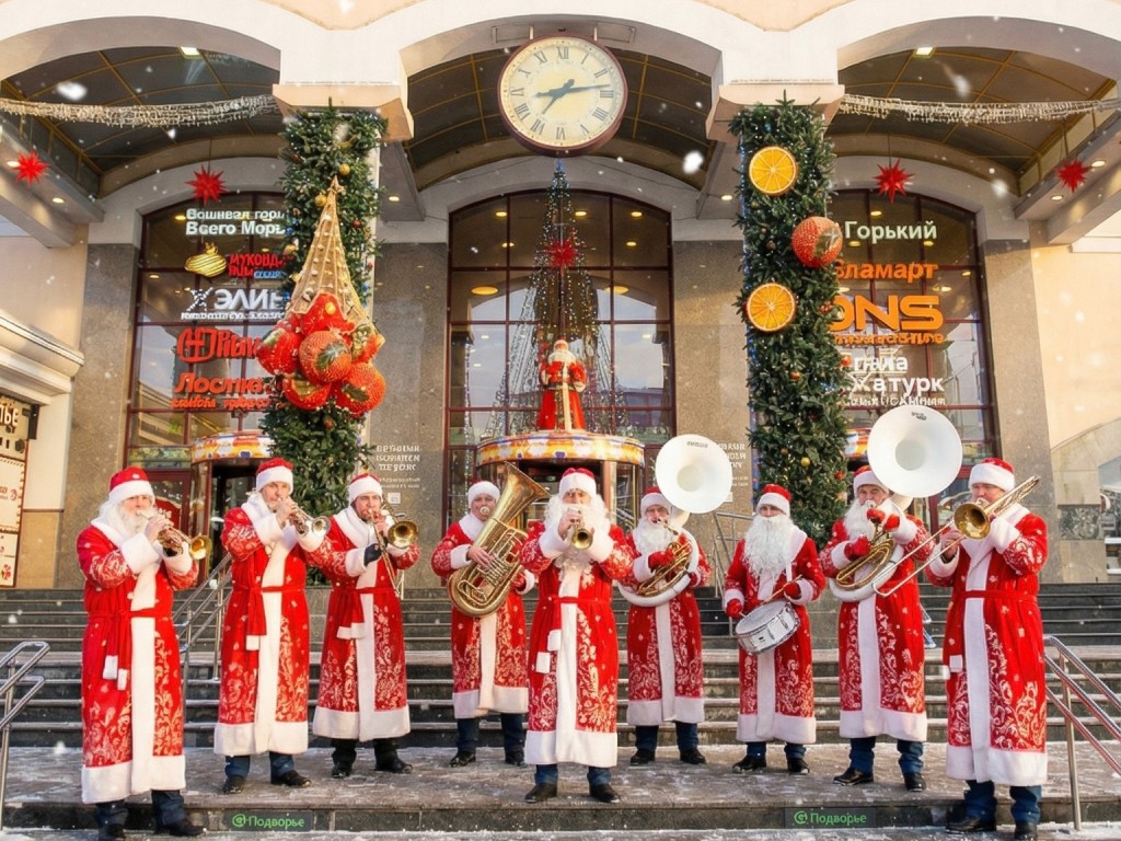 Деды Морозы и Снегурочка устроили праздник для жителей Одинцова на ступенях одного из ТЦ