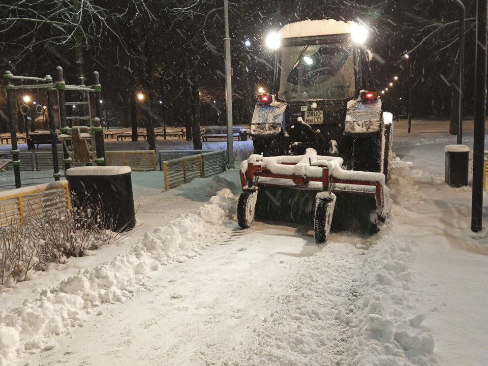 Снег на дорогах Долгопрудного убирают семь единиц техники и десятки рабочих