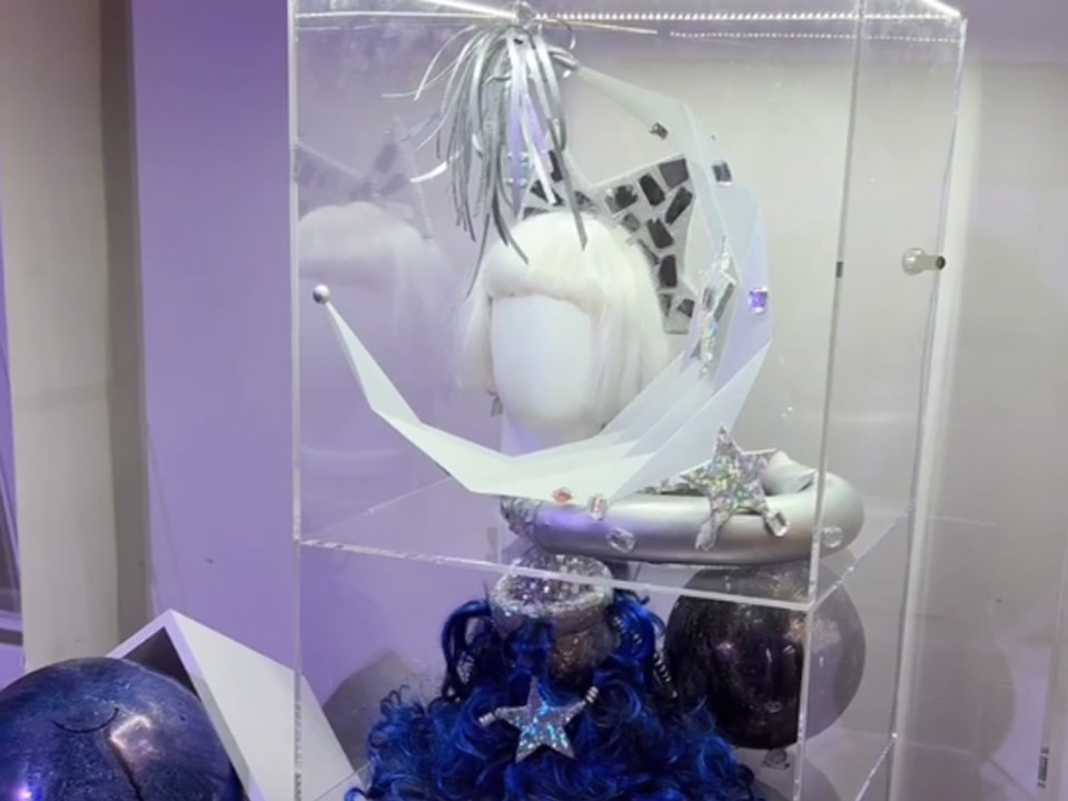 Театральные сокровища и портреты звезд увидели зрители в фойе Щелковского театра