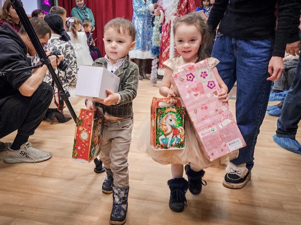 Бронничане исполнили новогодние желания детей из семей, попавших в переплет