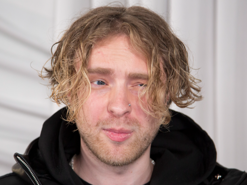 «Упал, очнулся — гипс»: Егор Крид оказался на костылях