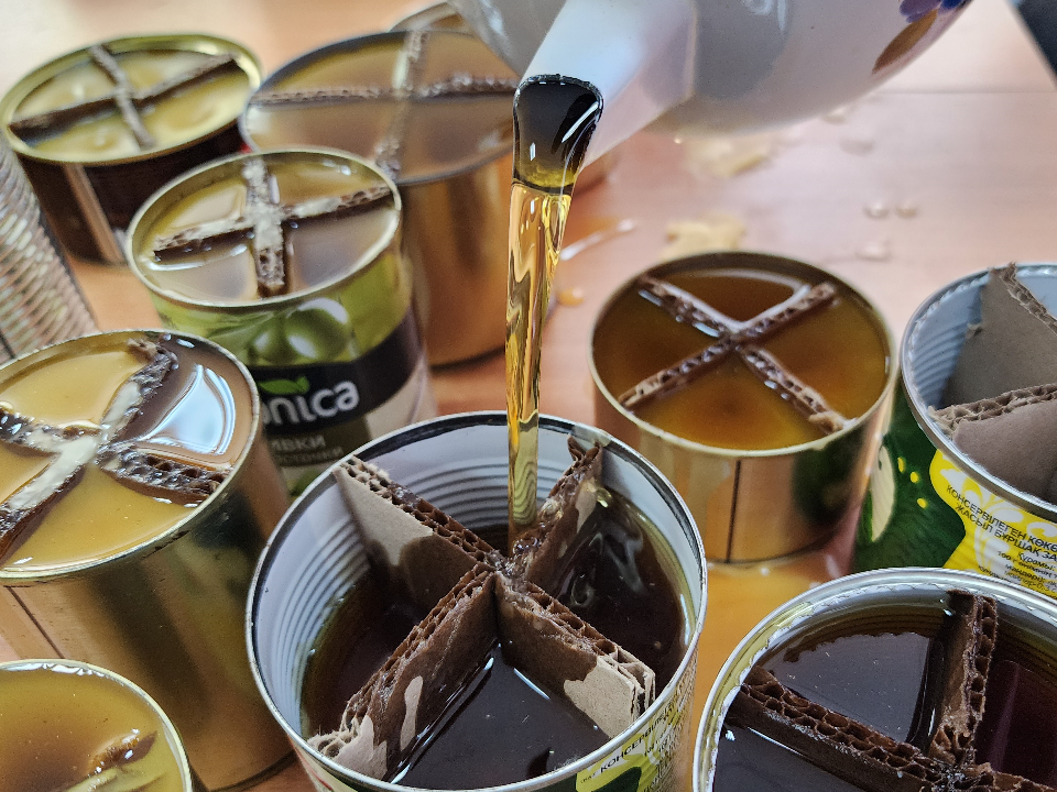 Снова в деле: «Артур и его команда» из Можайска помогают заготовить окопные свечи