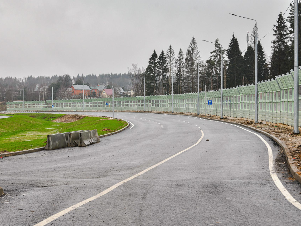 На дублере Пятницкого шоссе завершают монтаж шумозащитных экранов и велодорожек