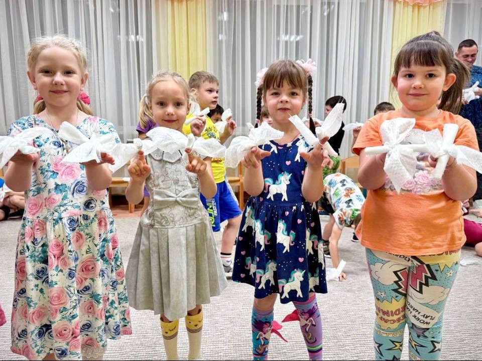 Белые птицы как символ мира: дошколята отметили годовщину освобождения Волоколамска