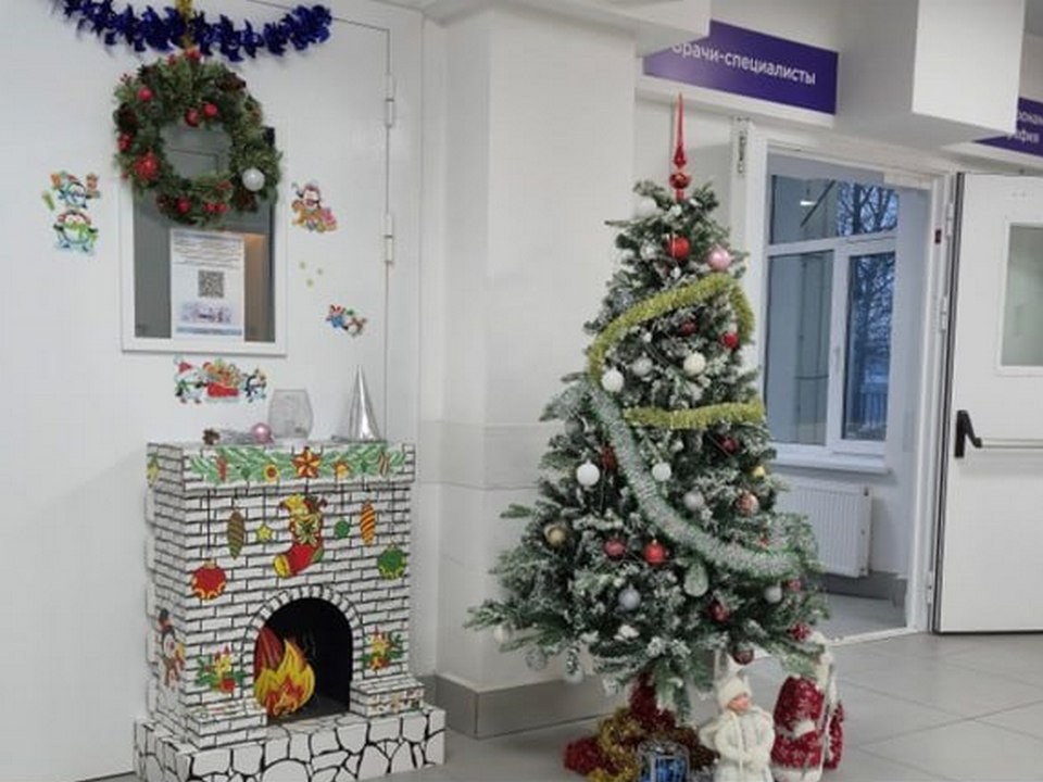 Жители могут поддержать врачей, которые представили на конкурс свою новогоднюю елку