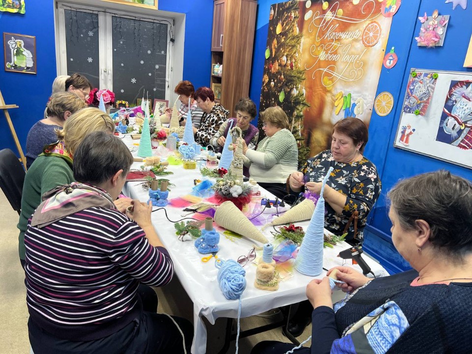 Видновчанки смастерили «Елку-топотушку» на мастер-классе