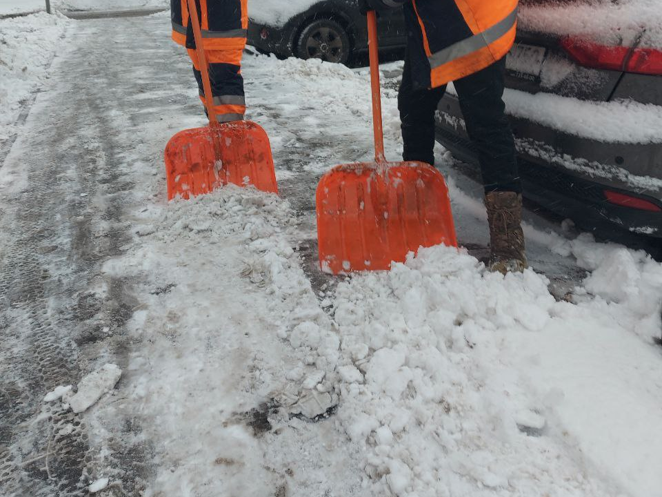 Улицы города чистят более 200 сотрудников коммунальных служб