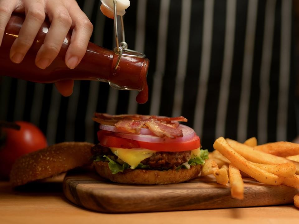 Майонез или кетчуп? Назван неожиданный лидер среди соусов у любителей