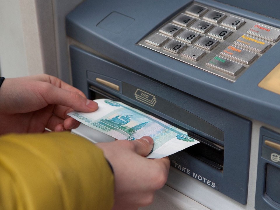 К снятию наличных в банкомате ввели новые требования
