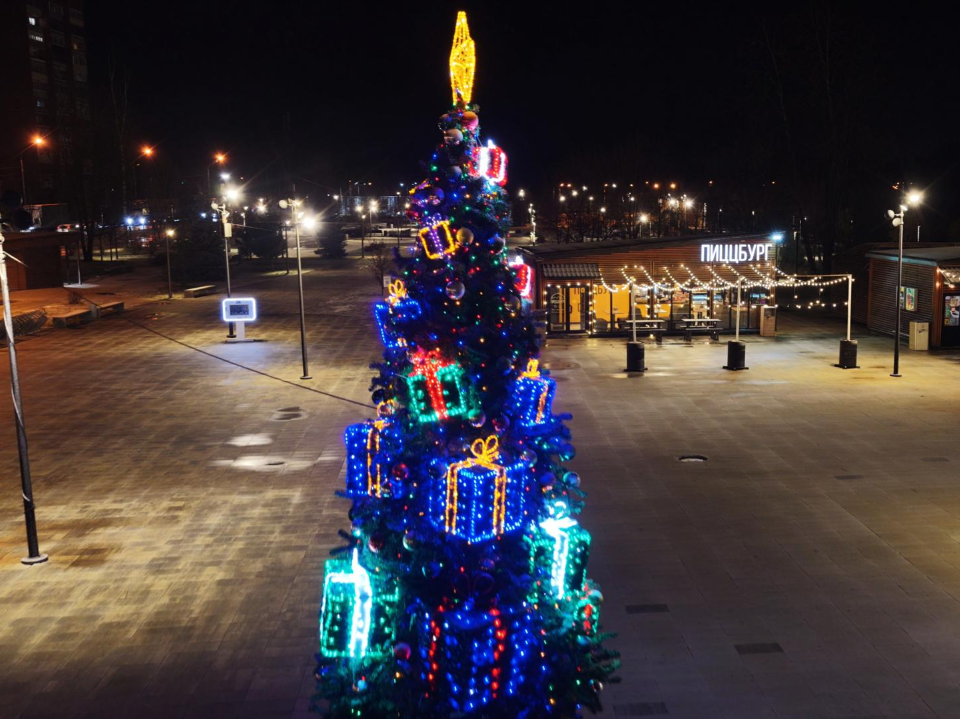 Главная елка Орехово-Зуева засияла огнями: резиденция Деда Мороза и фотозоны ждут гостей