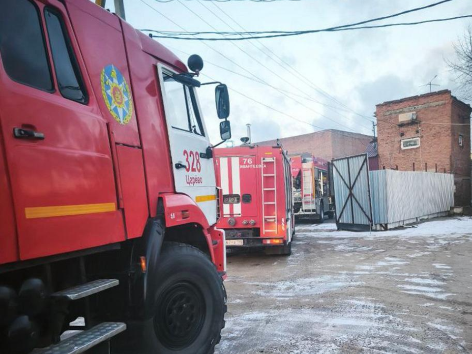 Огонь в цехе остановили за полчаса: как правильные действия помогли потушить пожар