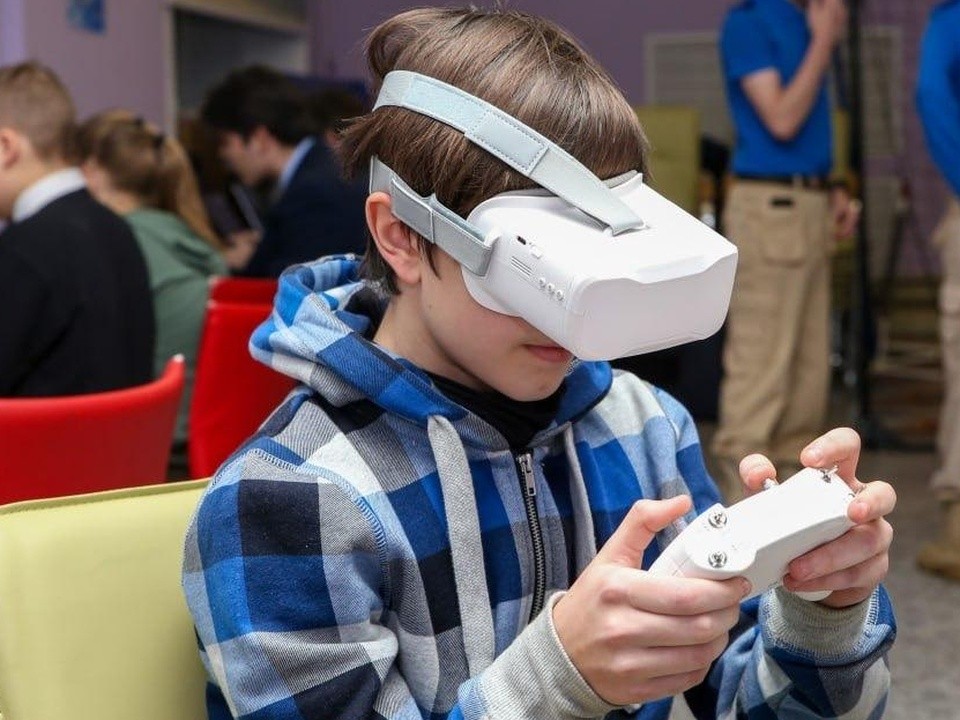 В Орехово-Зуеве школьники Подмосковья научились управлять дронами