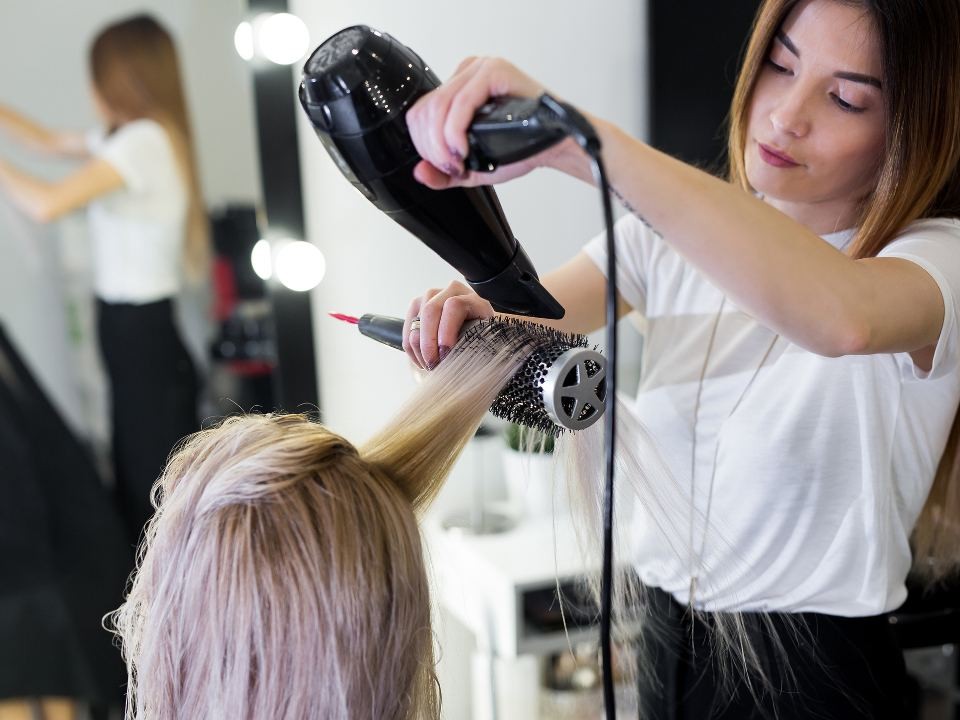 От гибкого стайлинга до термозащиты: экспертный гид по зимнему уходу за волосами