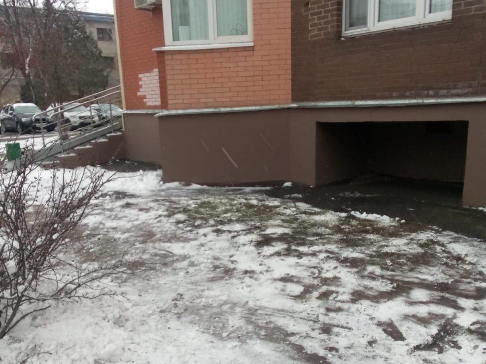 Коммунальщики убрали территорию на улице Ленина от мусора после обращения жителей