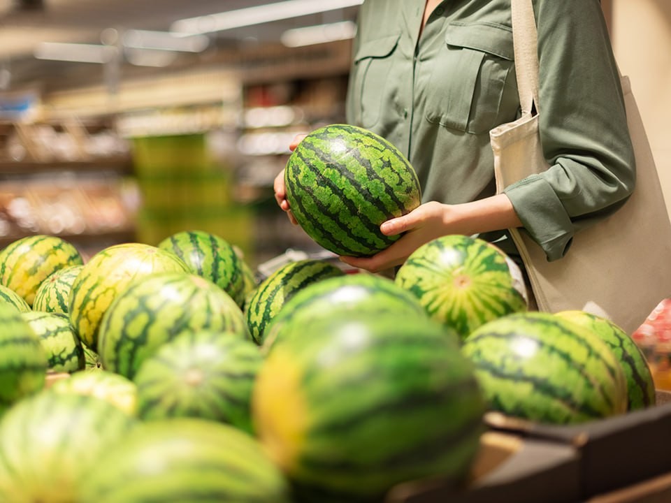 Как правильно выбрать вкусный и спелый арбуз