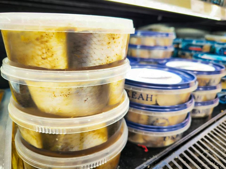 Как распознать опасные рыбные консервы, объяснили в Роспотребнадзоре