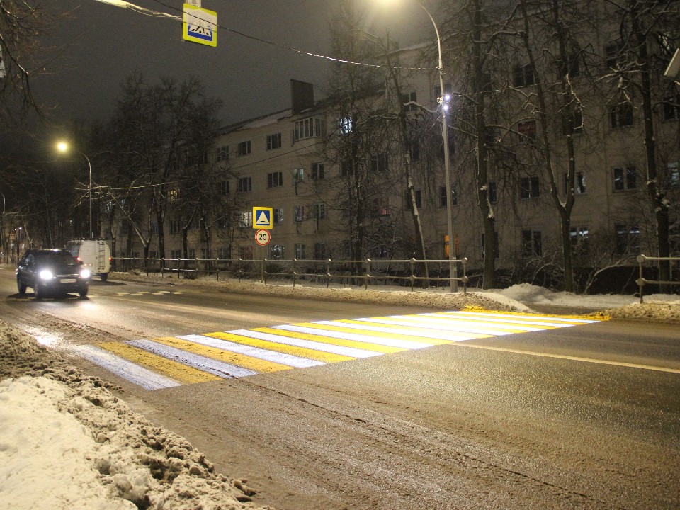 Пешеходник у Авиатехколледжа получил проекционную подсветку