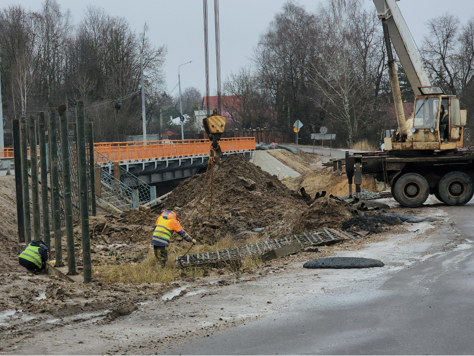 Специалисты устанавливают защитные ограждения возле нового моста через реку Клязьма