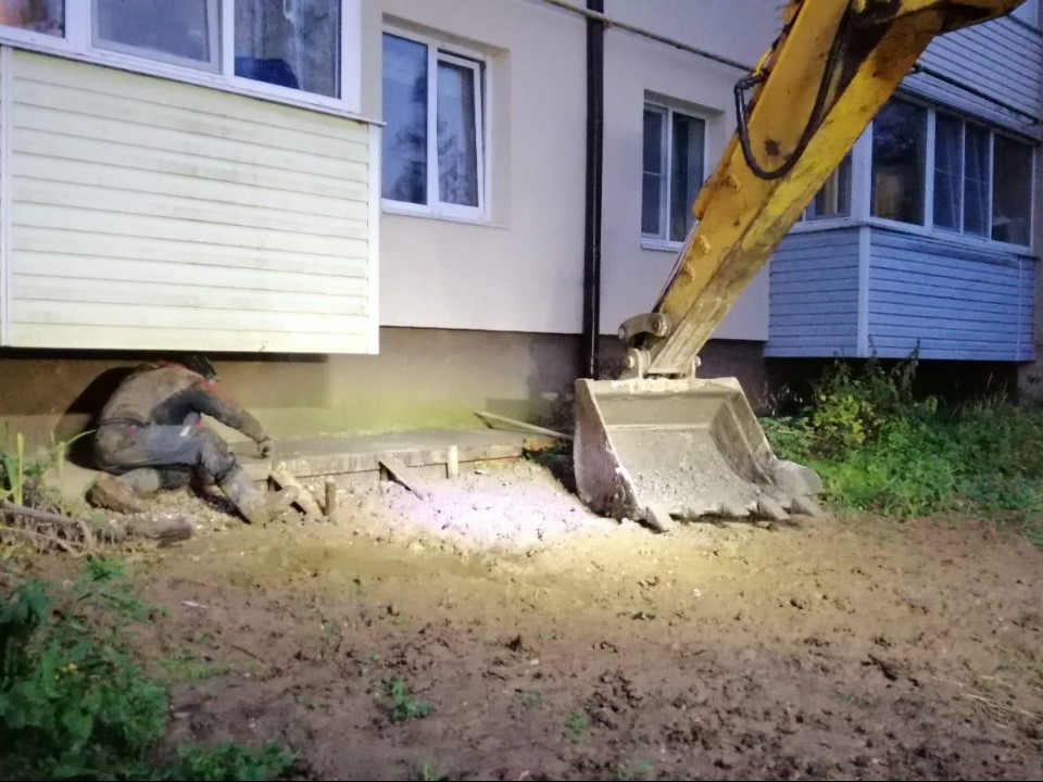 Скрытая угроза у подъезда: в Восходе спасали фундамент дома №9