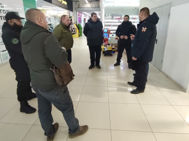 В ТЦ Воскресенска обезвредили взрывное устройство