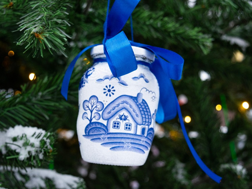 Игрушки с местным колоритом украсили елку в Свердловском парке (фото)