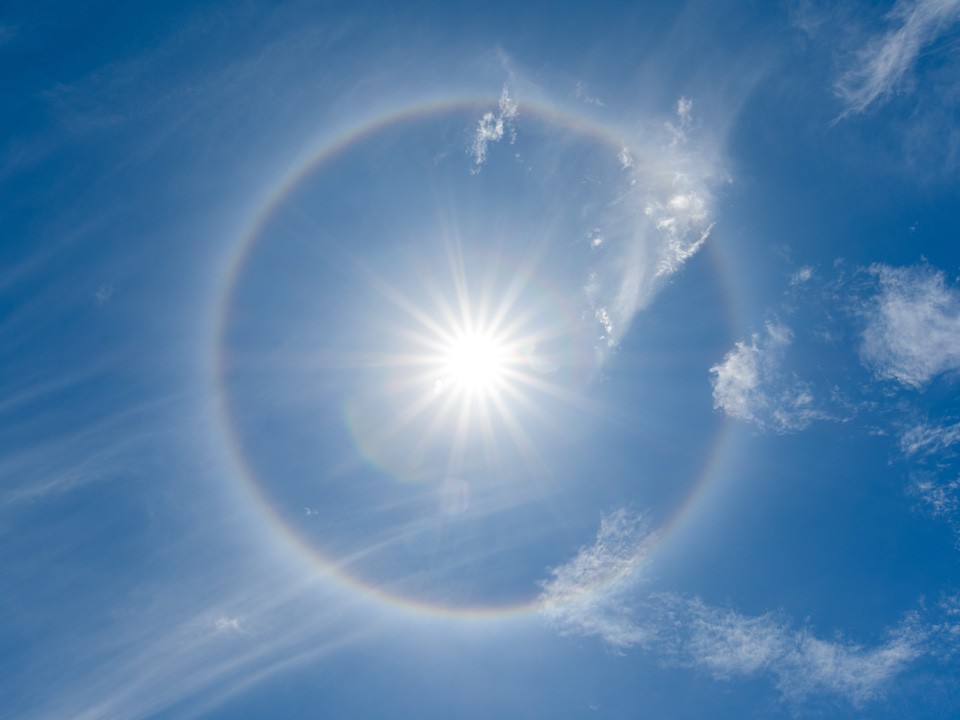 Над Дмитровом заметили солнечное гало: редкое атмосферное явление заворожило очевидцев
