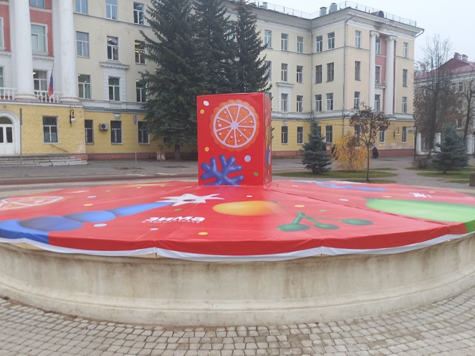 Законсервированный на зиму фонтан с рыбками украсили символикой «Зимы в Подмосковье»