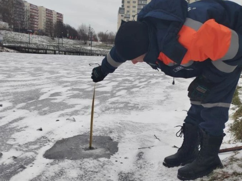 Осторожно, тонкий лед: зачем спасатели Чехова вышли с рулеткой на местные водоемы